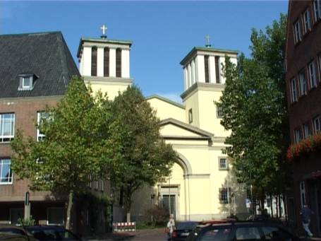 Rees : Kirchplatz, Kath. Pfarrkirche St. Mariä Himmelfahrt im klassizistischen Stil erbaut